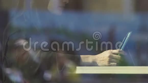 穆斯林妇女在咖啡馆里使用平板电脑在社交网络上交流上网视频的预览图
