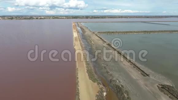飞过粉红色的盐湖AiguesMort视频的预览图