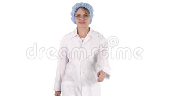 漂亮的金发女医生走在白色背景上视频的预览图