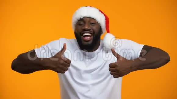 微笑的非裔美国圣诞老人竖起大拇指圣诞假期快乐视频的预览图