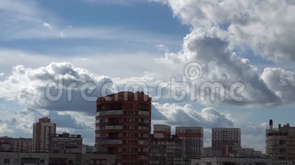 多云的天空超过城市4K2视频的预览图