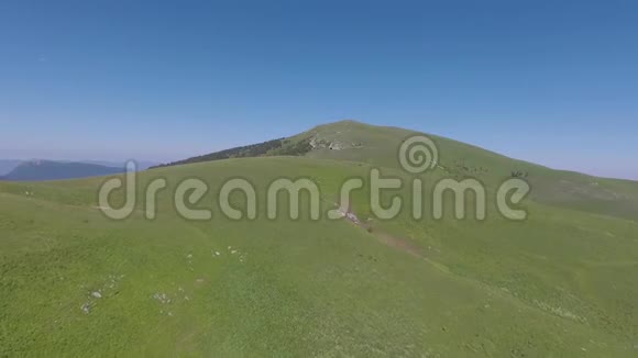 无人机的录像山顶高地的航班视频的预览图