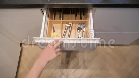 女人手打开厨房抽屉里面有餐具视频的预览图
