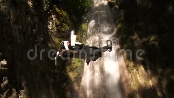 无人机在空中拍打瀑布视频的预览图