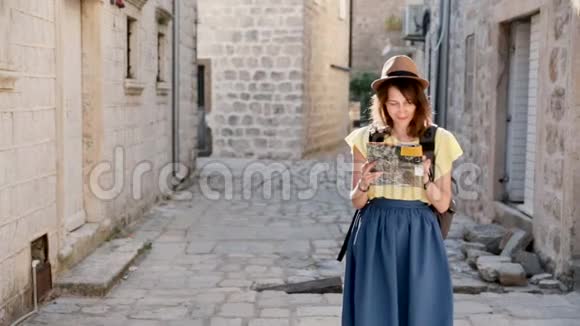 迷人的年轻女子在欧洲旅行在黑山探索美丽的观光戴帽子的嬉皮士女孩视频的预览图