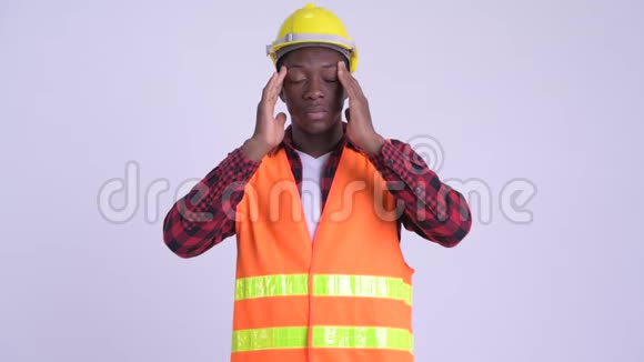 年轻人强调非洲男性建筑工人头痛视频的预览图