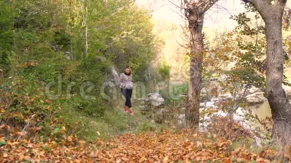 女性在森林里朝镜头走去视频的预览图
