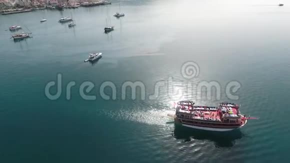 锚地的旅游船空中景观视频的预览图