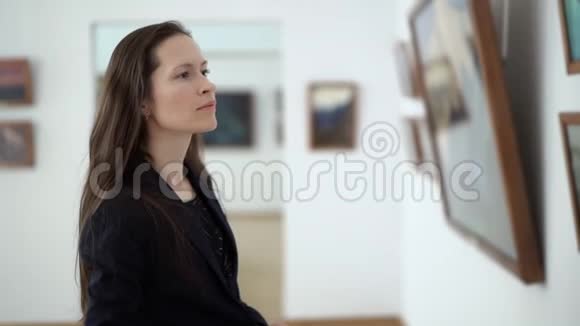 现代艺术博物馆里的照片少女观照视频的预览图