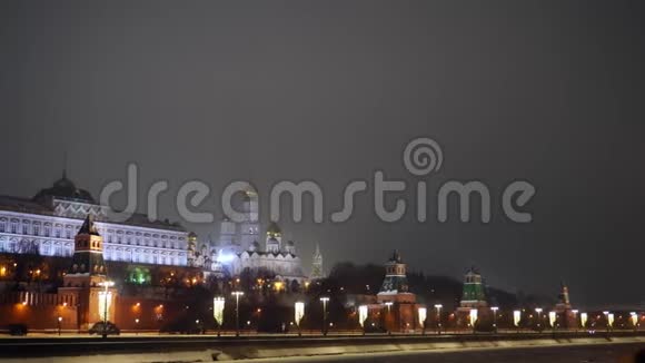 莫斯科克里姆林宫的墙上面有红星的塔特写镜头冬夜超高清视频的预览图