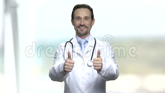 快乐的白种人外科医生竖起了两个大拇指视频的预览图