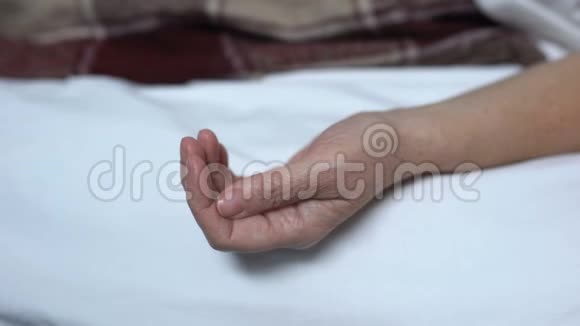 温暖的女儿双手抚摸让生病的母亲在床上平静下来协助视频的预览图