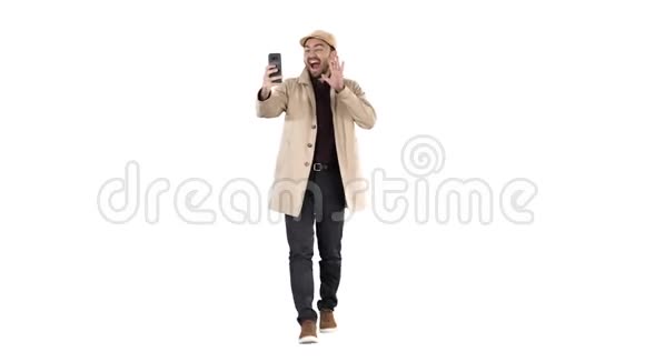 穿外套的开朗男人在白色背景上拍照自拍视频的预览图