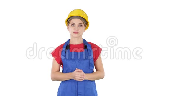 年轻的建筑工人妇女展示产品她的手从她的两侧白色背景视频的预览图