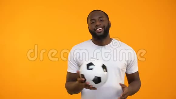 漂亮的非裔美国人踢足球竖起大拇指视频的预览图