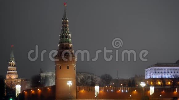 莫斯科克里姆林宫的墙上面有红星的塔特写镜头冬夜超高清视频的预览图