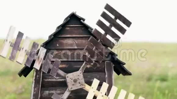 老风化装饰木风车视频的预览图