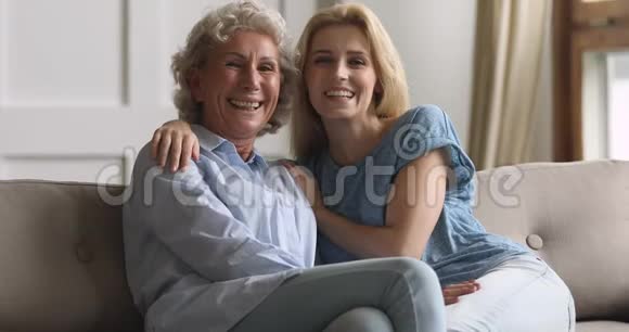 幸福的两代女性家庭摆姿势视频的预览图