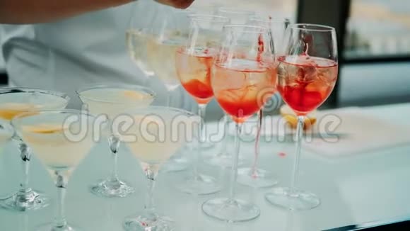 一个专业的酒保准备一杯鸡尾酒在酒吧或迪斯科为顾客喝概念聚会鸡尾酒饮料夜晚视频的预览图