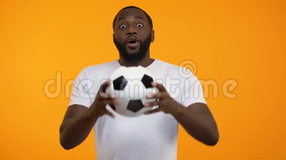 美国黑人青年男子足球为国家队加油视频的预览图