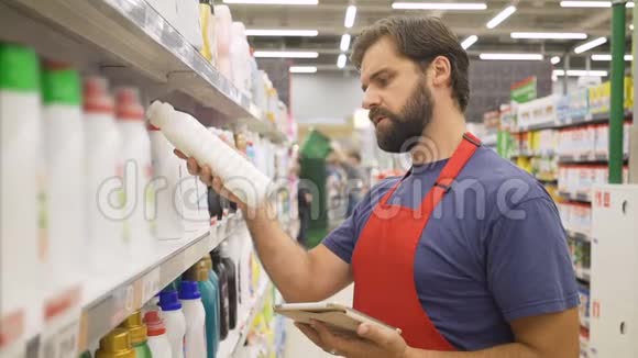 商店主管与平板电脑在手检查产品的质量在超级市场视频的预览图