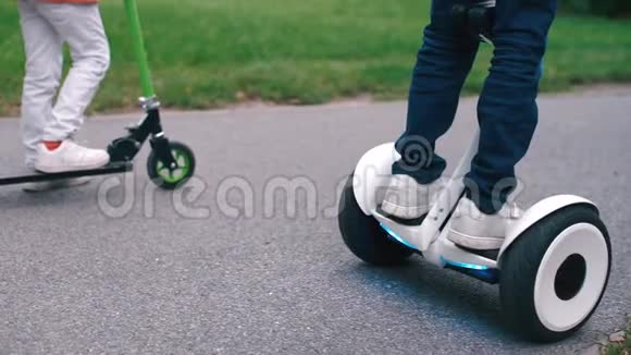 现代儿童滑板车和陀螺视频的预览图
