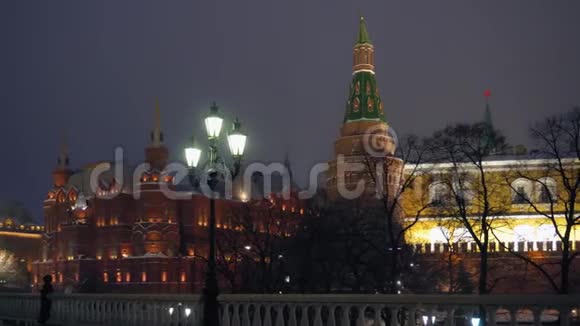 位于莫斯科市中心的曼尼兹纳亚广场建筑物的照明非常漂亮视频的预览图