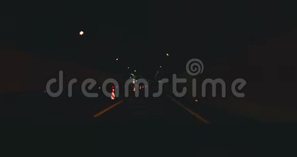 从一辆缓慢穿过黑暗的日本高速公路隧道的汽车上看视频的预览图