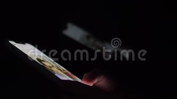 一个女人手在家里使用和滑动触摸屏智能手机视频的预览图