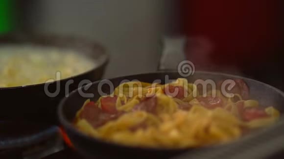 蒸面食在煤气盘上烹饪视频的预览图