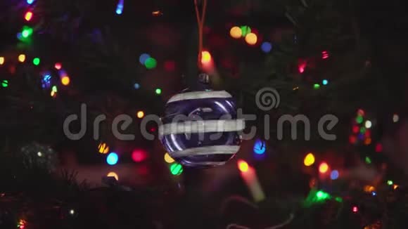 蓝色圣诞球雪花和条纹在树枝上旋转视频的预览图