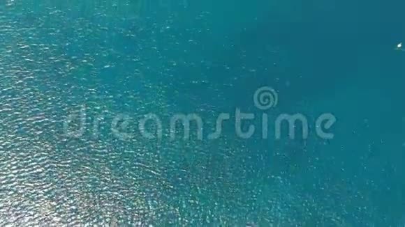 蓝色的海洋和黄色的岛屿视频的预览图