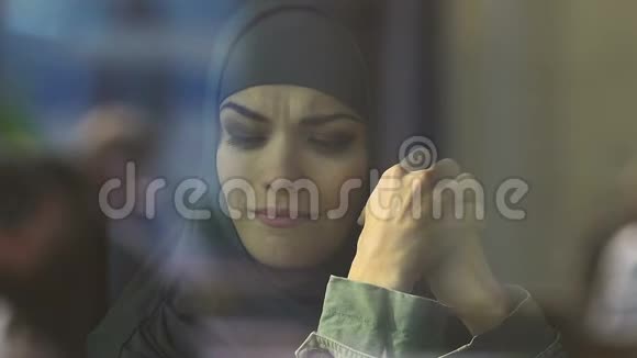 穆斯林女性移民哭泣难民歧视移民危机视频的预览图