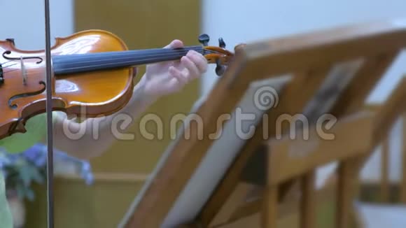 在学校的音乐课上孩子们小提琴视频的预览图