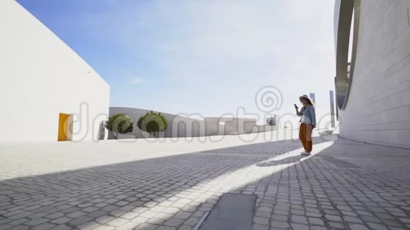 女人在现代建筑背景下自拍视频的预览图