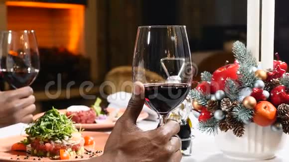 新年节日桌上有红酒和菜肴在餐厅庆祝美国黑人男性手的特写镜头视频的预览图