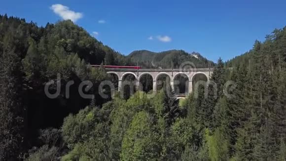 奥地利Semmering铁路高架桥上的列车视频的预览图