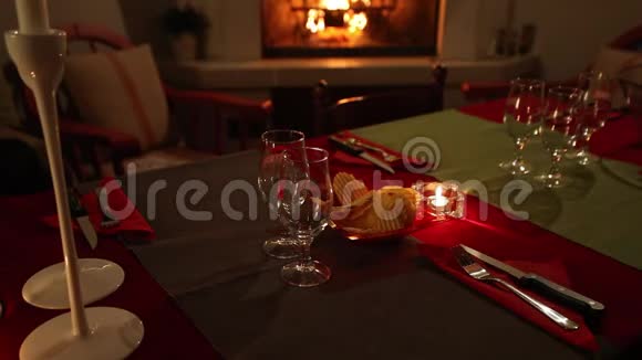 房间配有装饰圣诞节的桌子和壁炉视频的预览图