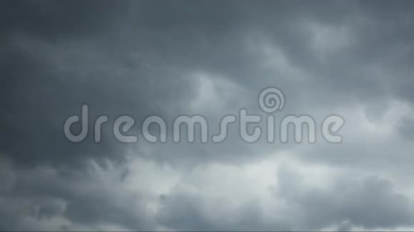 暴风雨云在雨前移动视频的预览图