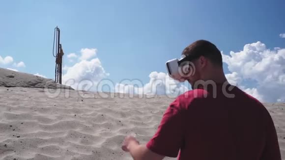 建筑师在沙漠的建筑上使用VR眼镜视频的预览图