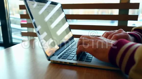 男性手打字的特写在办公室用笔记本电脑特写男性手男性手在笔记本电脑键盘上打字视频的预览图