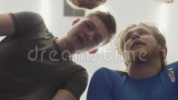 四个人站在摄像机上方的圆圈里一个男女运动员团体授予视频的预览图