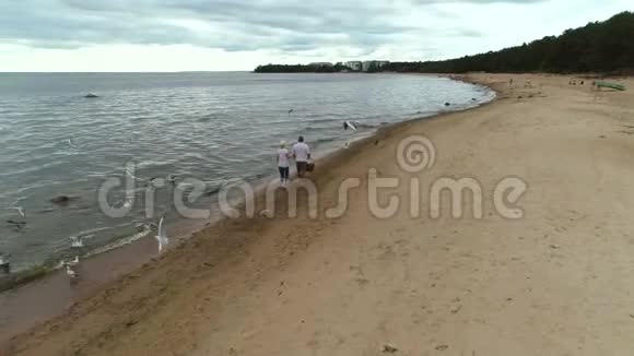 已婚的成熟夫妇在海边散步眺望远方视频的预览图