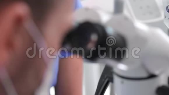部分牙医透过牙科显微镜检查视频的预览图