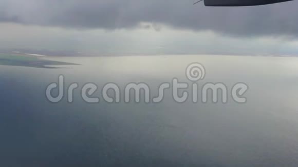 飞机在恶劣的高度云中移动视频的预览图