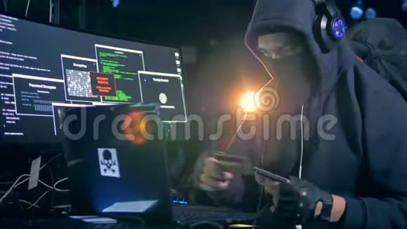 男性黑客窃取信用卡信息网络攻击概念视频的预览图