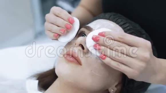 美少女在美容院做美容动作慢视频的预览图