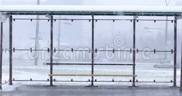 冬天有车的公共汽车站视频的预览图