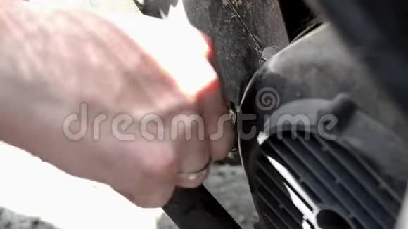 一名男子在摩托车上检查发动机机油的水平拧开了气门视频的预览图