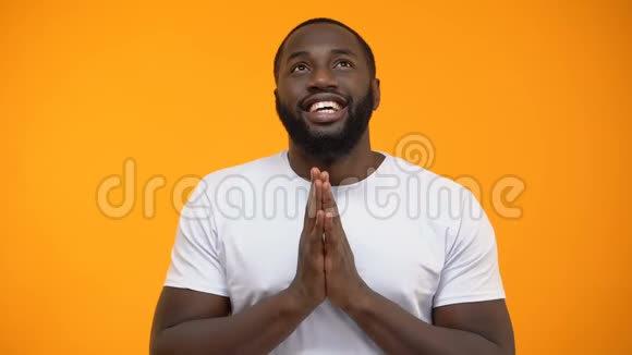 快乐的非裔美国人手牵手祈祷仰望祝福上帝视频的预览图